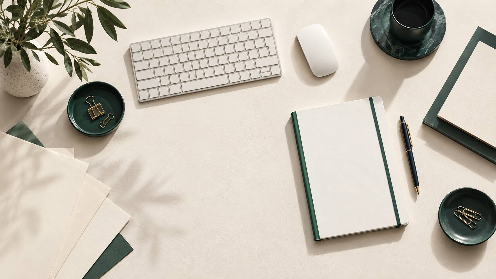 Clavier, souris et carnet vierge poses sur un bureau